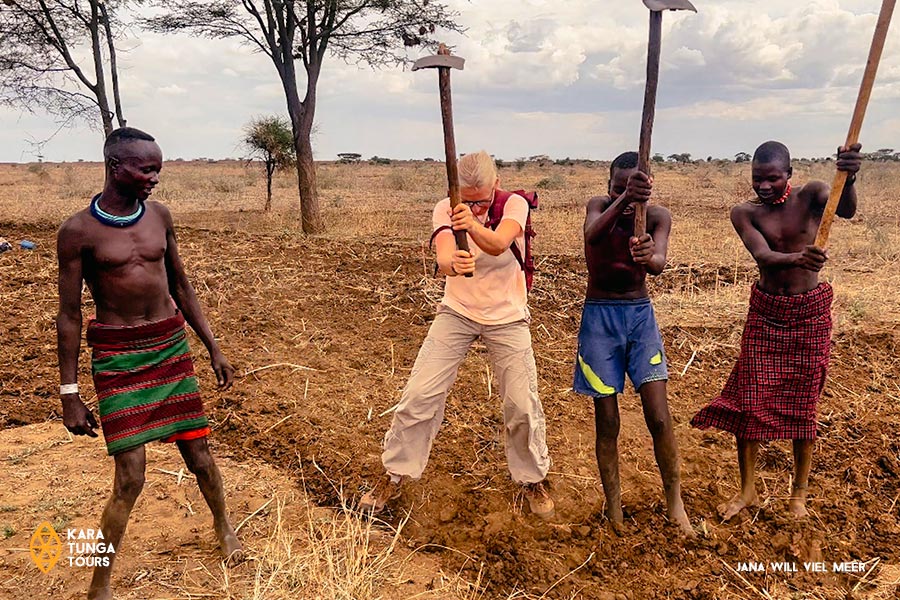 kara-tunga-karamoja-uganda-cultural-tour-digging-garden