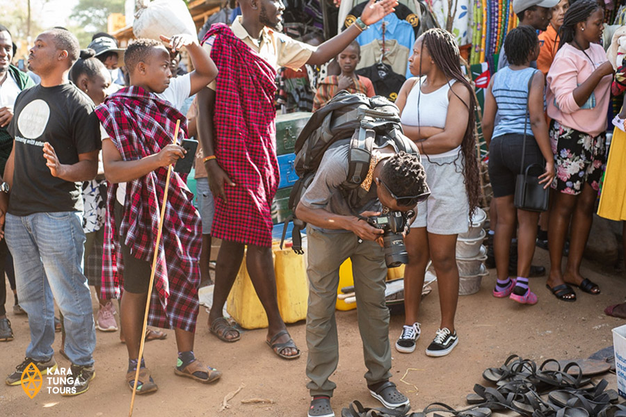 kara-tunga-karamoja-uganda-cultural-tour-marketi-visit